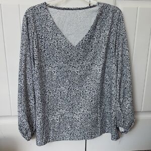 SHEIN Black & White Ditsy V-Neck Blouse